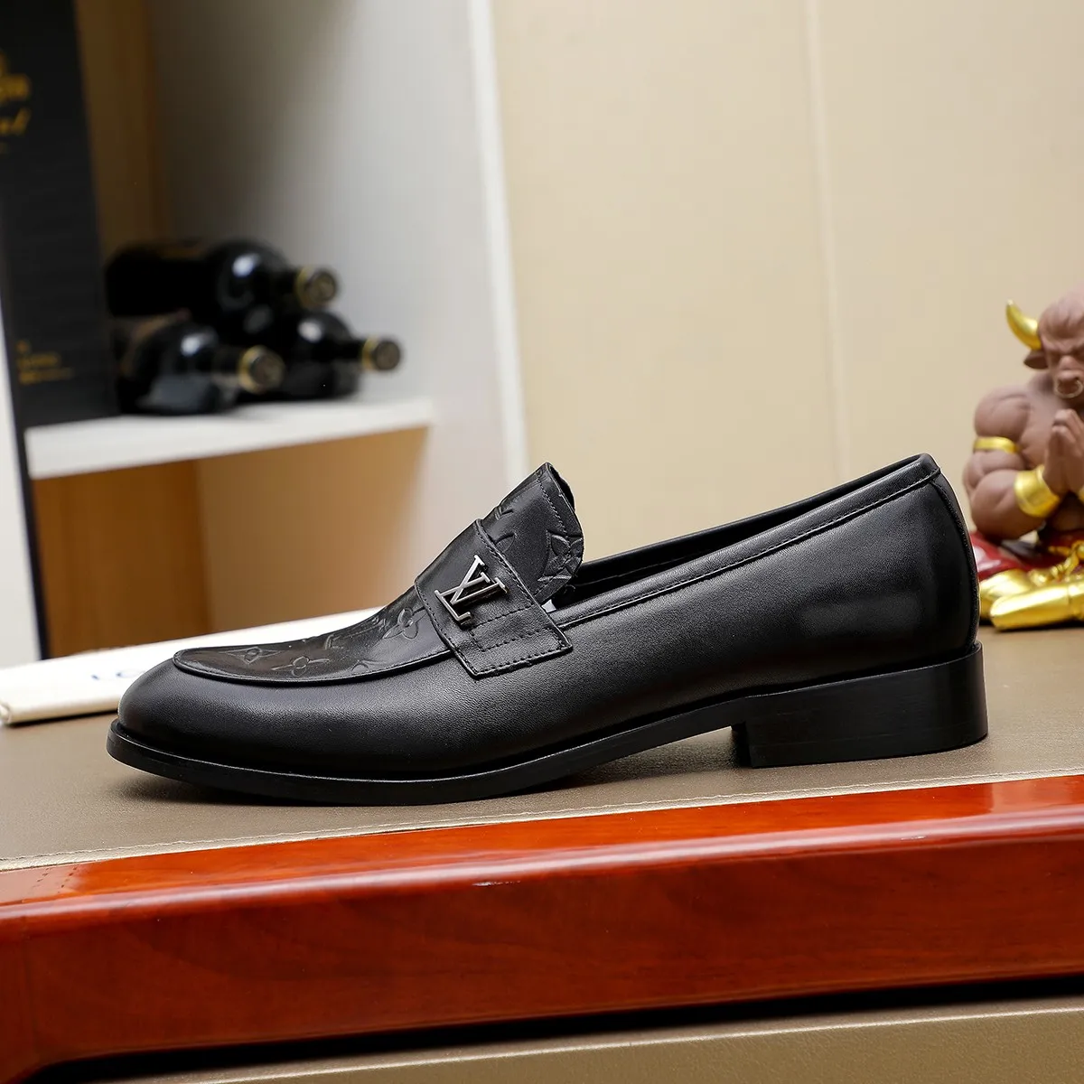 Men's Men's Shoes 💰420 💰[Louis Vuitton] LV high-end business formal leather shoes! ! Luxurious and elegant style, equal emphasis on practicality and style, professional focus on details and quality, counter original 1⃣️: 1⃣️ super accurate reproduction👍🏻! Material: The upper is made of imported original soft 🐂cowhide ➕imported first-layer sheepskin lining. Original anti-slip and wear-resistant outsole! Code number: 39--45, (38.46 custom-made) Large quantities in stock!